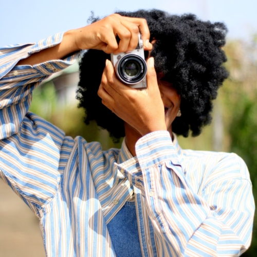 Sony A6000 Review, nigerian fashion blogger Cassie Daves holding a Sony A6000